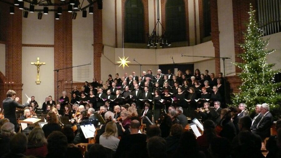 Großer Chor und Orchester in der Reformationskirche mit Weihnachtsbaum und Stern