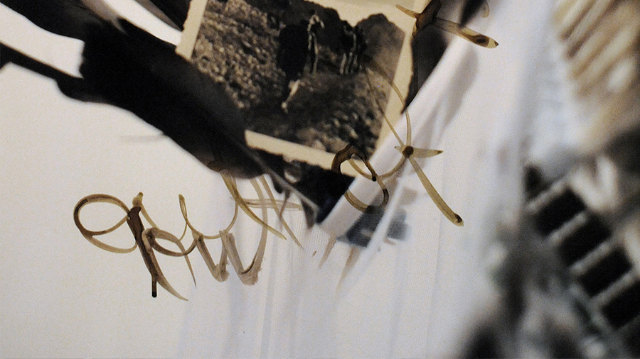 Collage mit Feder, Foto und Schrift