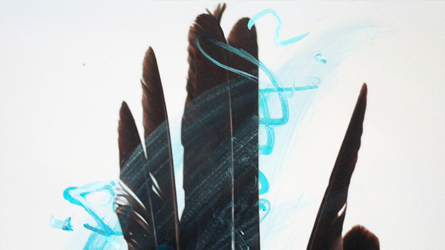 Collage mit Federn und blauem Schriftzug