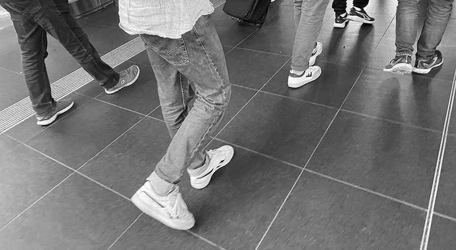 Menschen gehen - nur Beine sichtbar