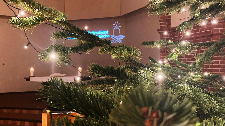 Beleuchteter Weihnachtsbaum in der Reformationskirche