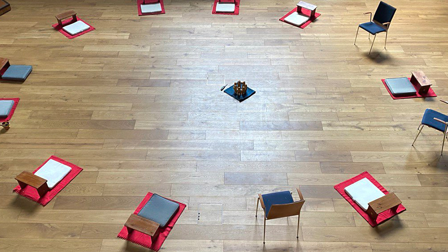 Mediationskreis mit Gebetsbänckchen, Decken und Stühlen