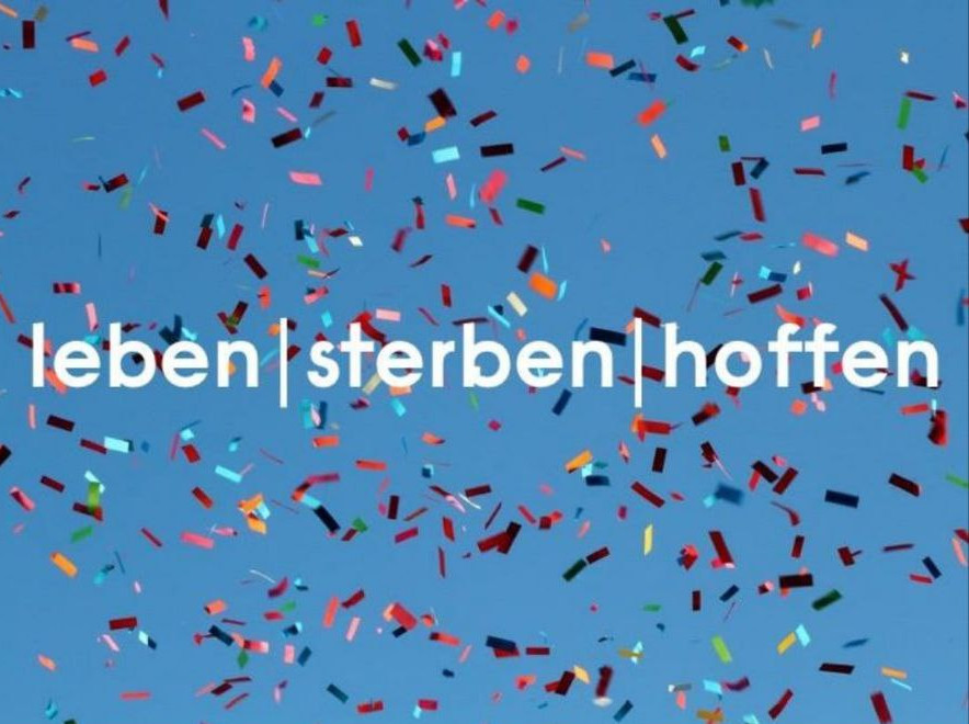 Konfetti mit den Worten leben sterben hoffen