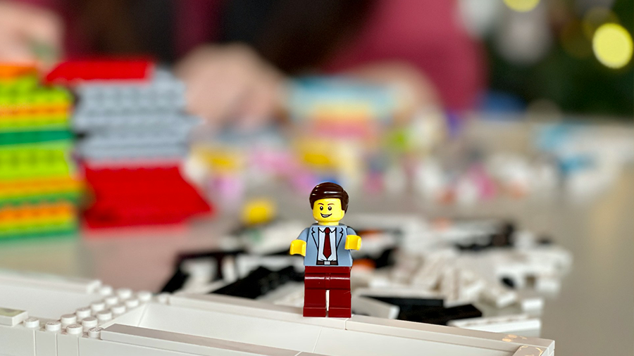 LEGO Minifigur inmitten von LEGO Steinen.