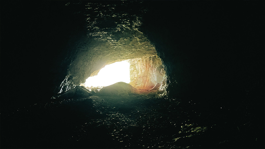 Blick aus einer Höhle ins Licht.