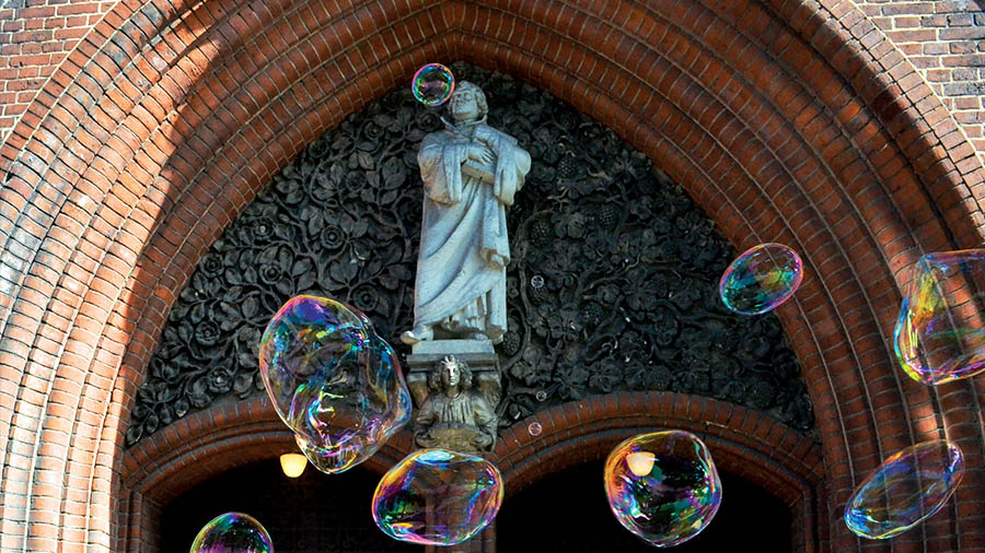Luther-Skulptur am Eingang der Kirche mit Seifenblasen