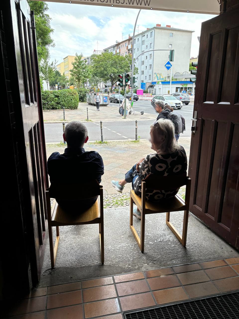 Zwei Menschen reden im Kircheneingang