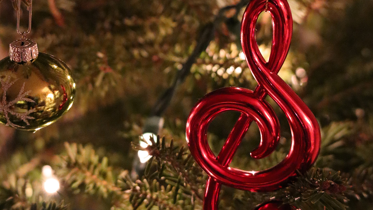 Weihnachtsbaumschmuck in Form eines Notenschlüssels