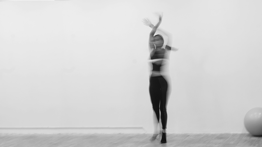 aufrecht tanzende Person, unscharf