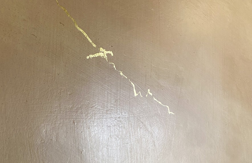 Eine goldene Linie auf einer Wand (c) Jens Reulecke