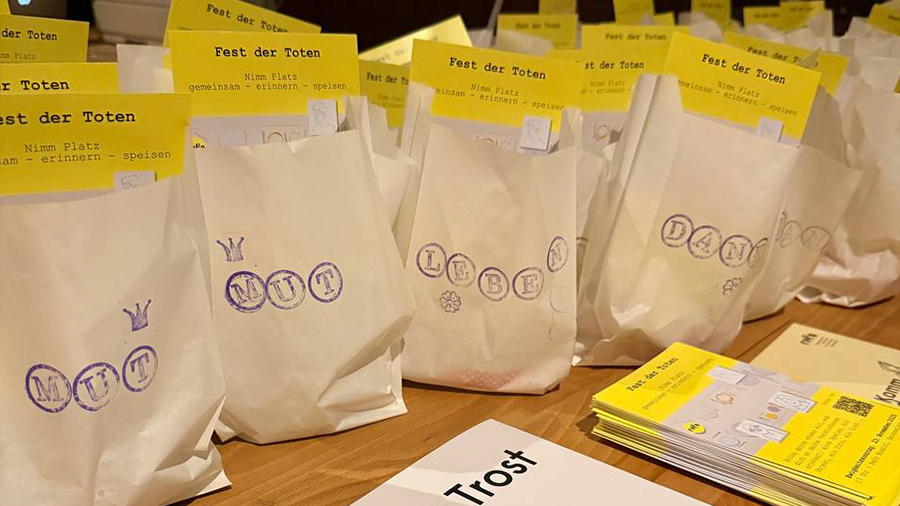 Brottüten mit Aufdruck Mut, Leben ... gelbe Flyer 