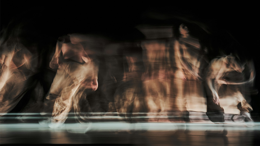 unscharfes Foto: tanzende Menschen